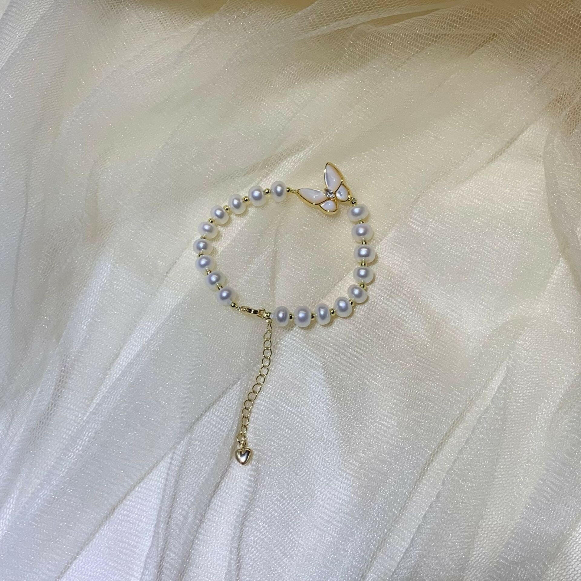Elegant Freshwater Pearl Four-Sided Light Bracelet