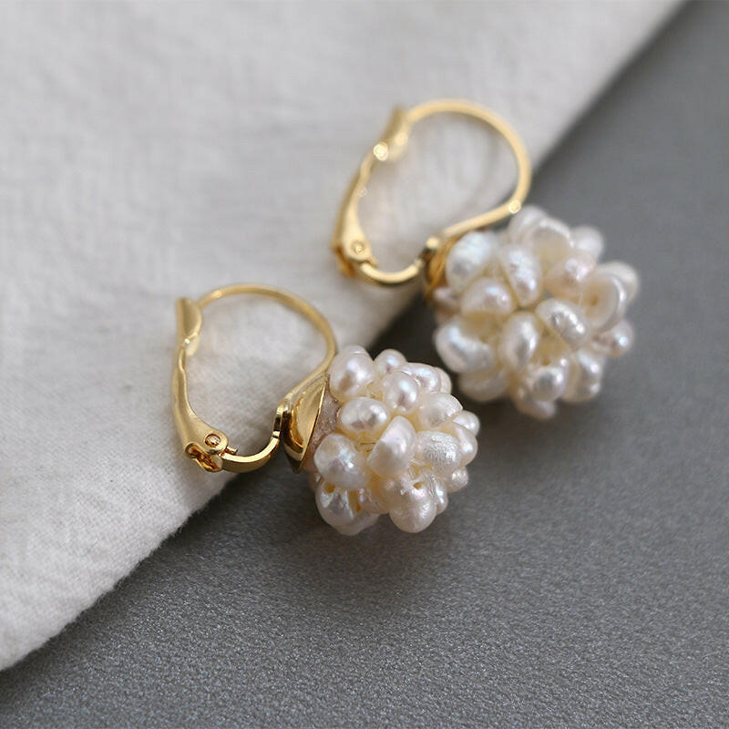 Minimalist 14k Gold Natural Pearl Earrings Picture color