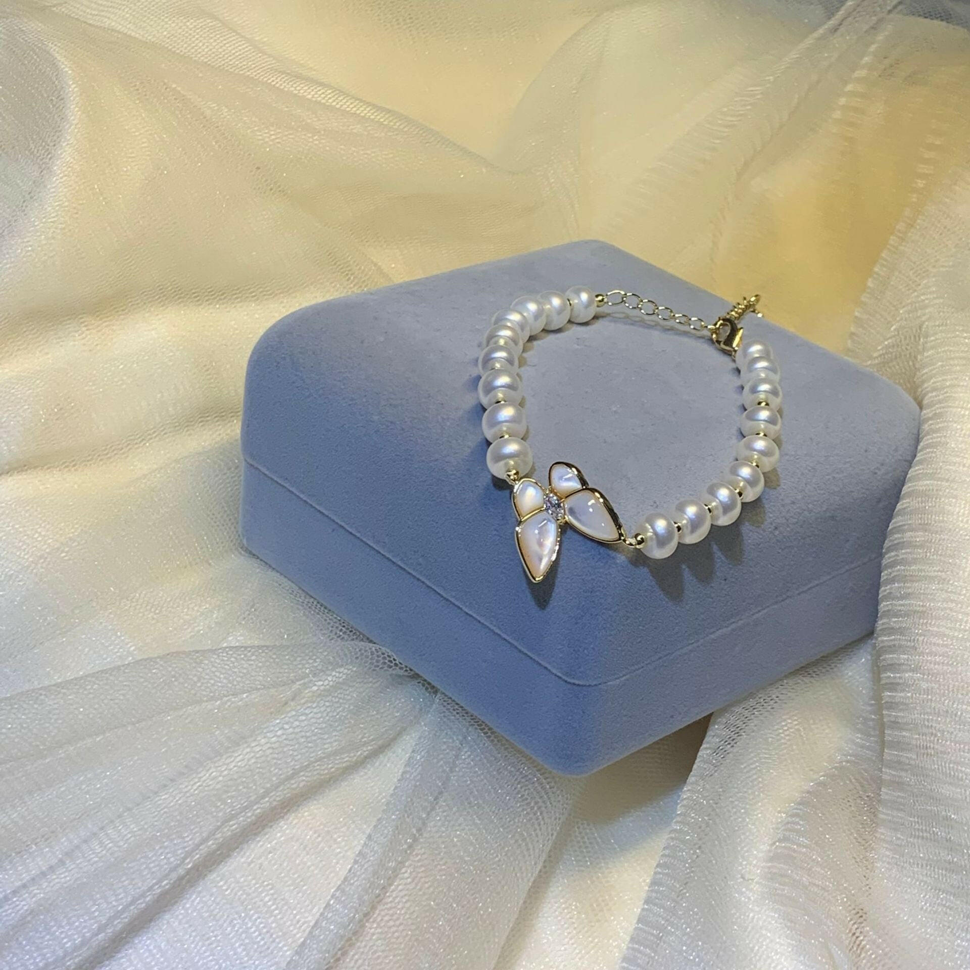 Elegant Freshwater Pearl Four-Sided Light Bracelet White One size