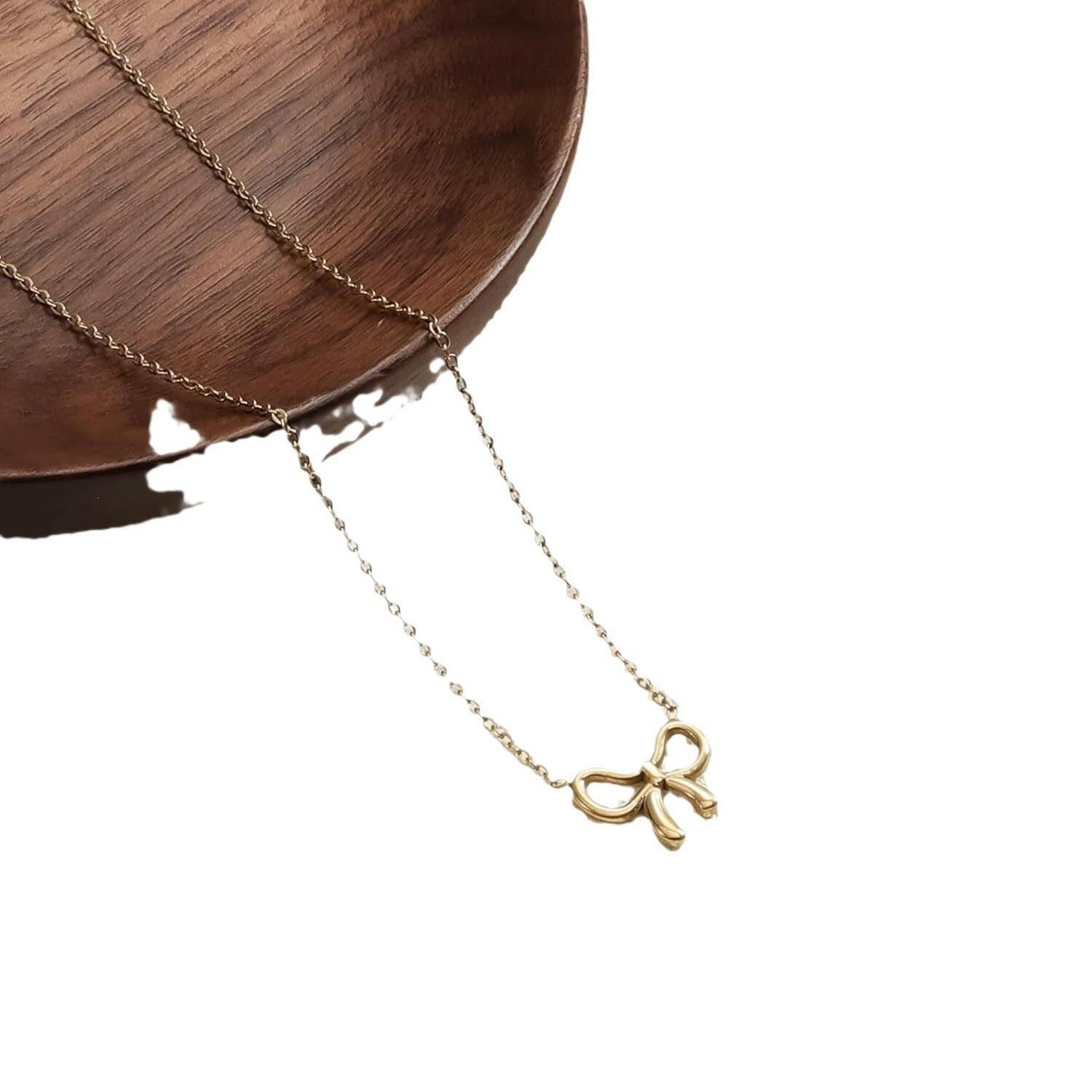 Women's Minimalist Pearl Bow Necklace - Elegant Fashion Jewelry