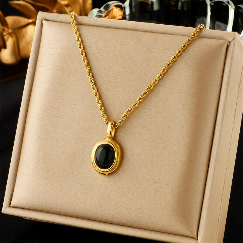 Black and White Gemstone Vintage Hemp Flowers Necklace Black