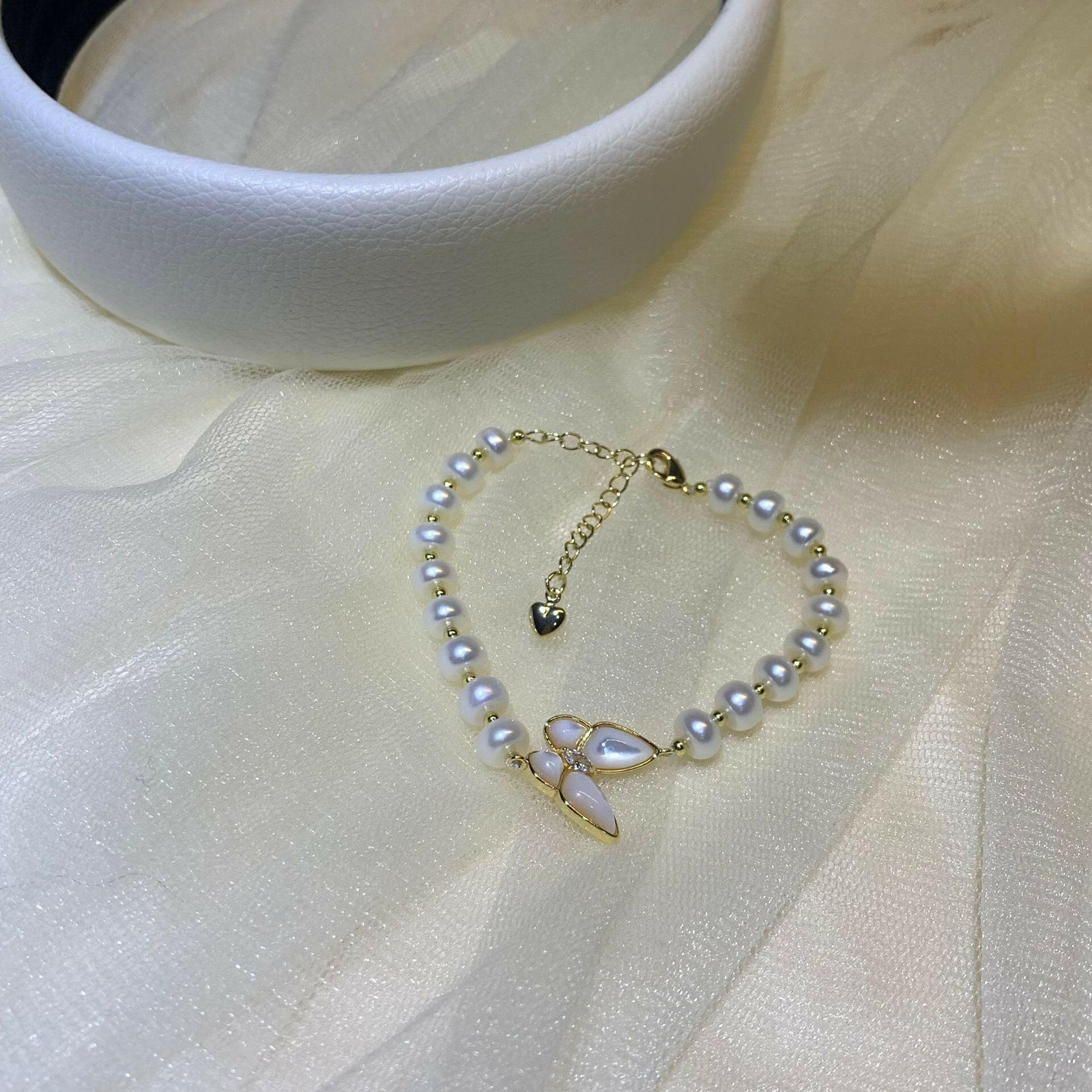 Elegant Freshwater Pearl Four-Sided Light Bracelet