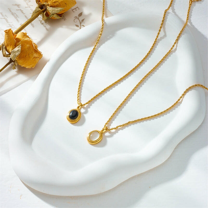 Black and White Gemstone Vintage Hemp Flowers Necklace